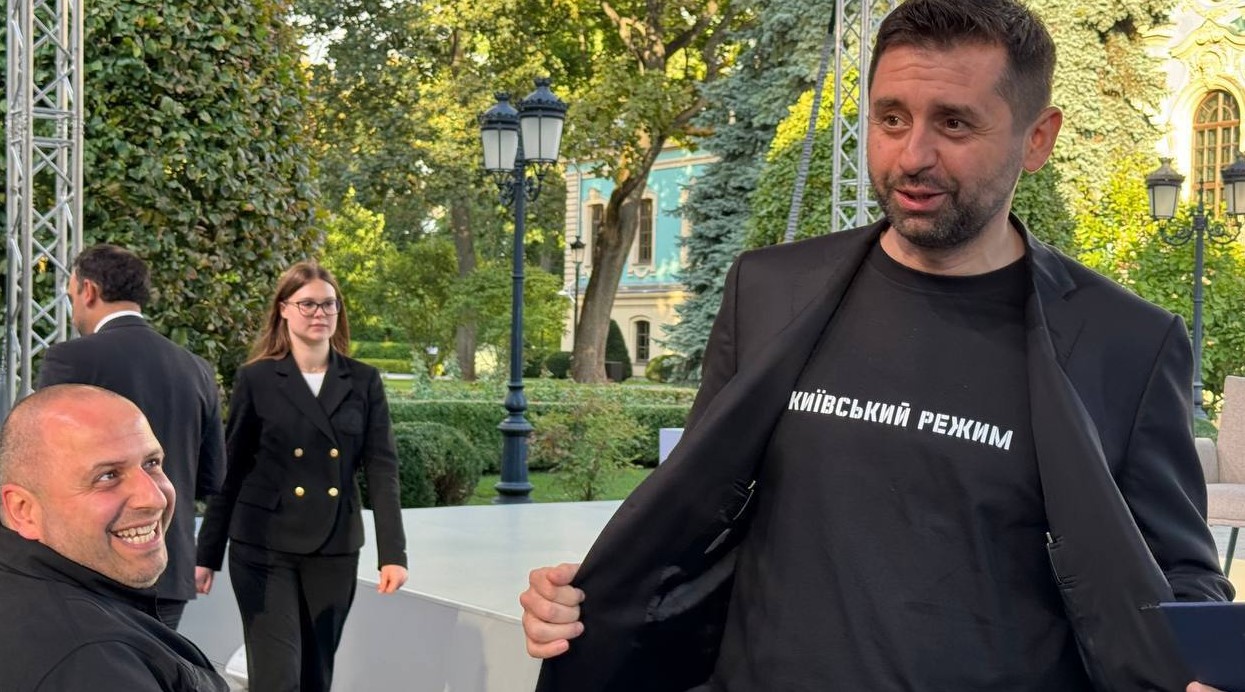 Спецпосланці США отримали у подарунок від Зеленського футболки з написом "Київський режим" Спецпосланці США отримали у подарунок від Зеленського футболки з написом "Київський режим"